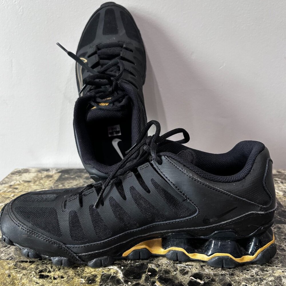Nike Men's Reax 8 TR Sneakers Black/Gold SZ: 9 - Picture 2 of 16
